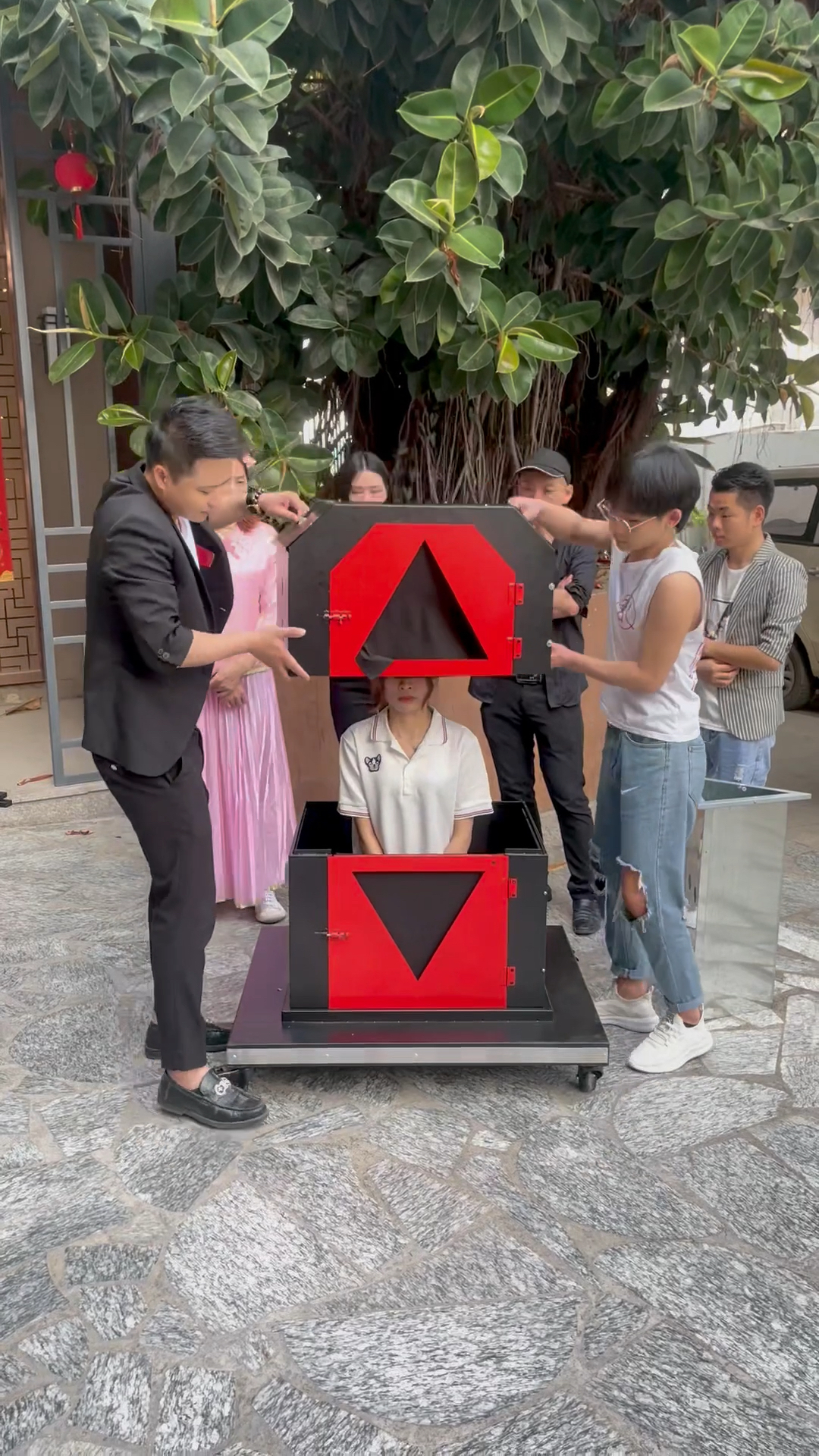 魔术师林剑伟#大型人体分离魔术,小姐姐去哪了?