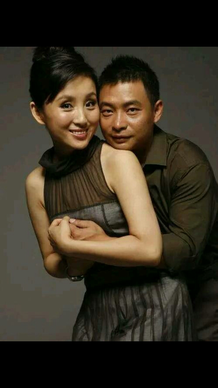 体操冠军李小双,46岁满头白发,与妻子结婚17年至今无子