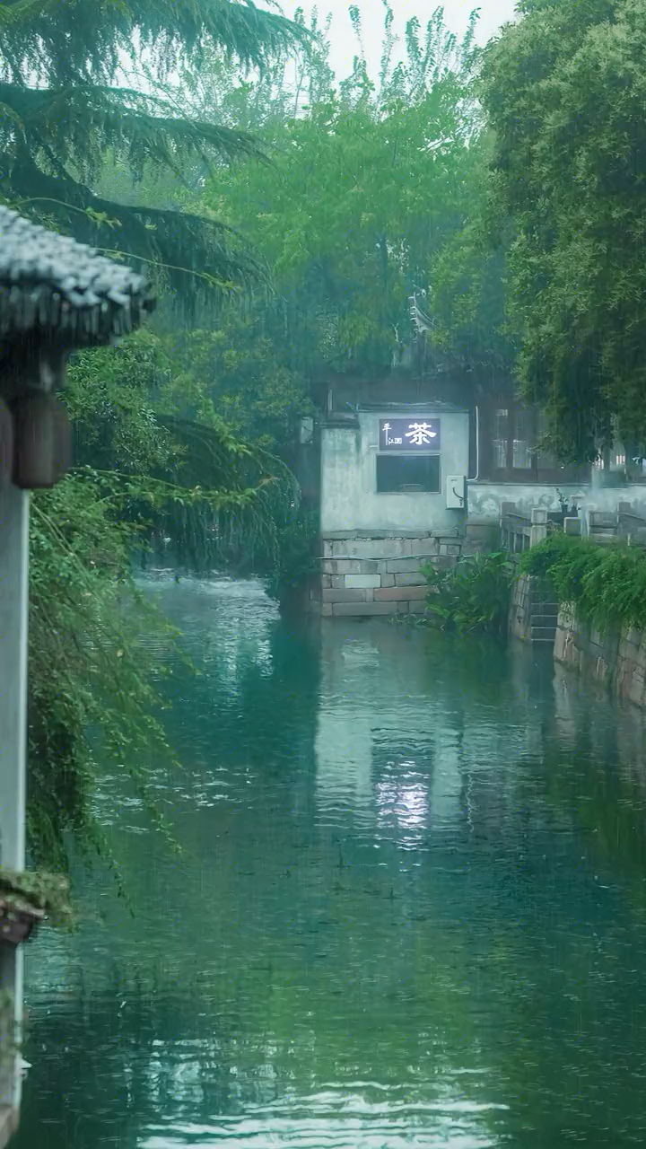 天青色等烟雨,而我在等你.