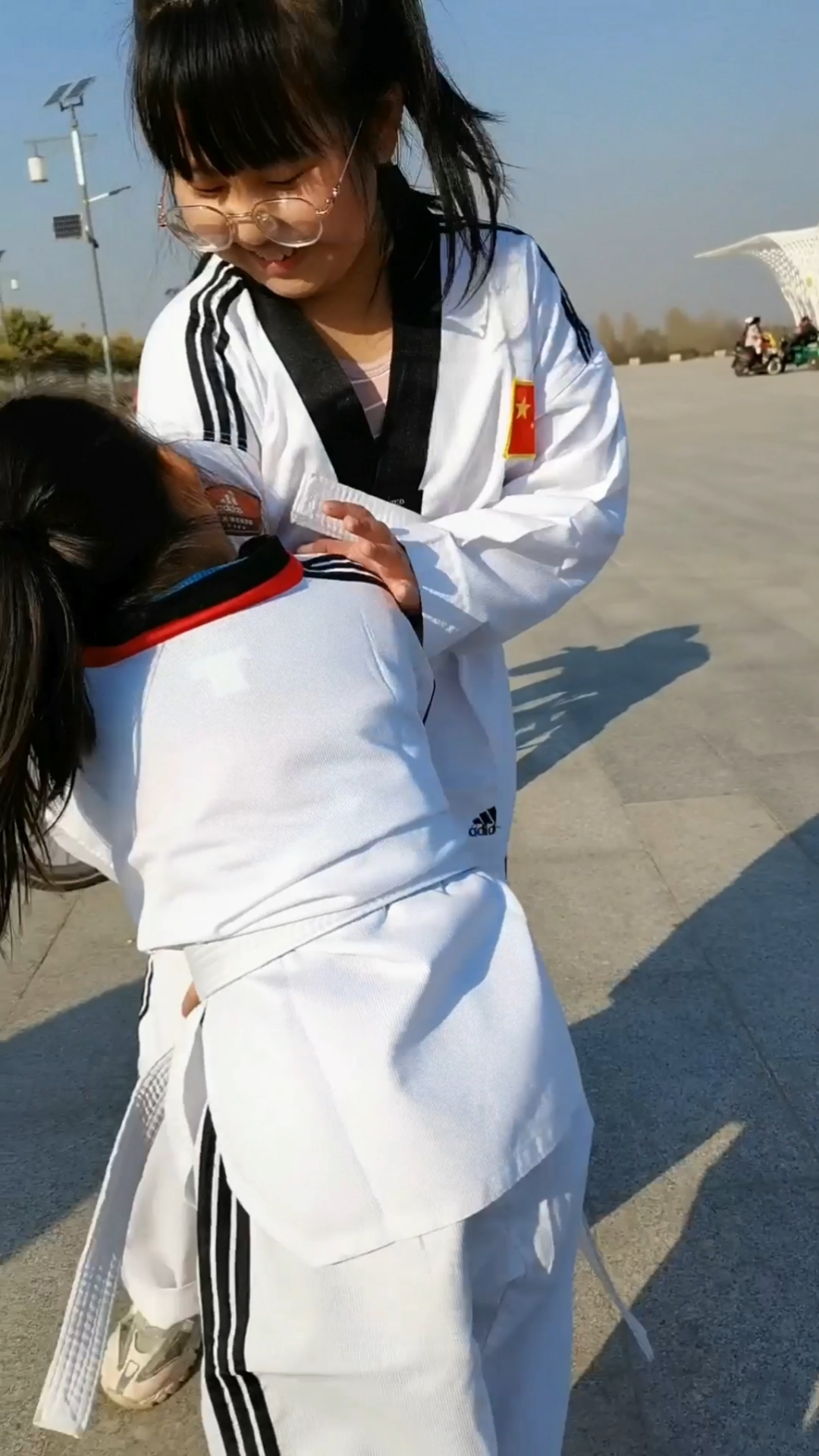 两小美女的摸肩游戏