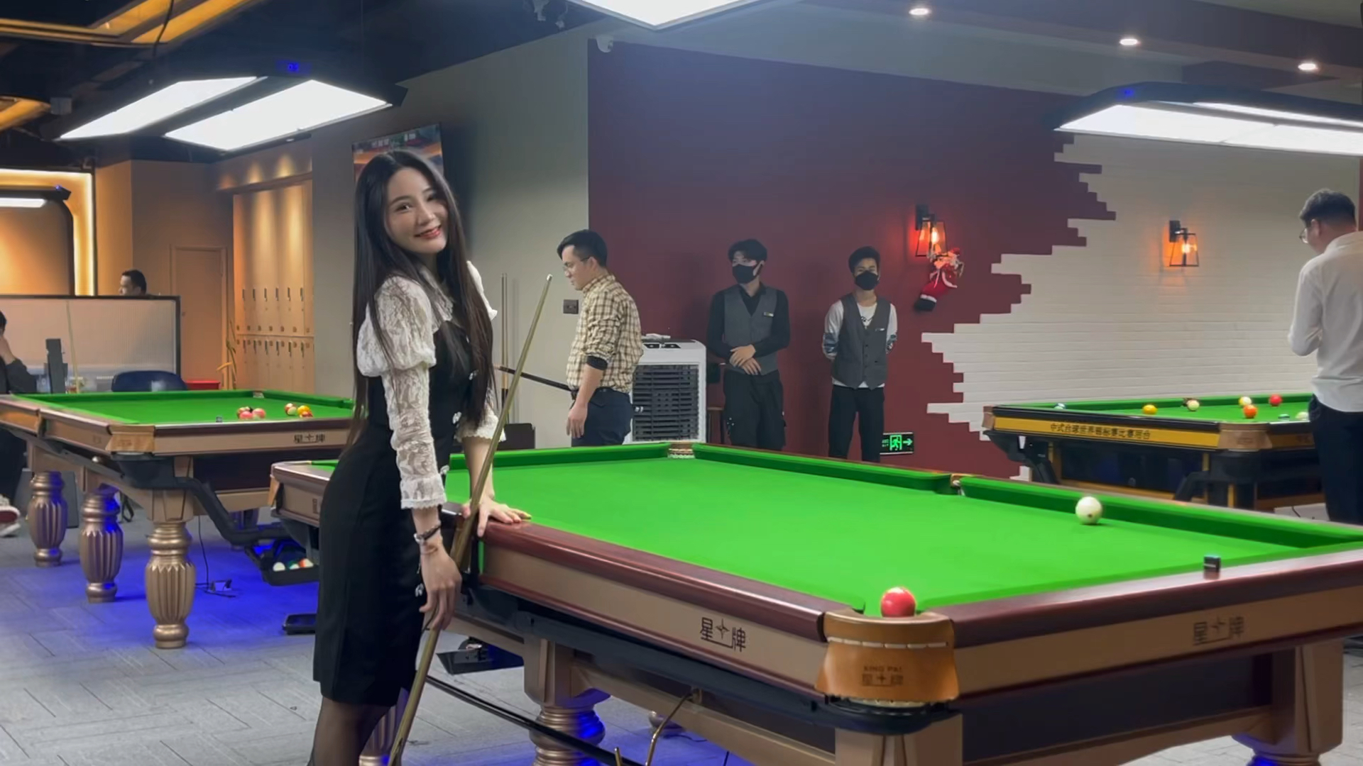台球小姐姐#翻袋绝杀黑八你喜欢打台球的女生吗?