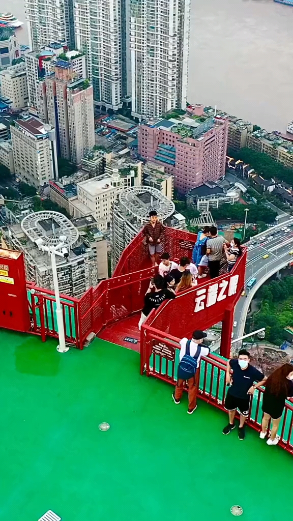 重庆云端之眼高空观景台恐高者慎入全网最红最高的室外楼梯