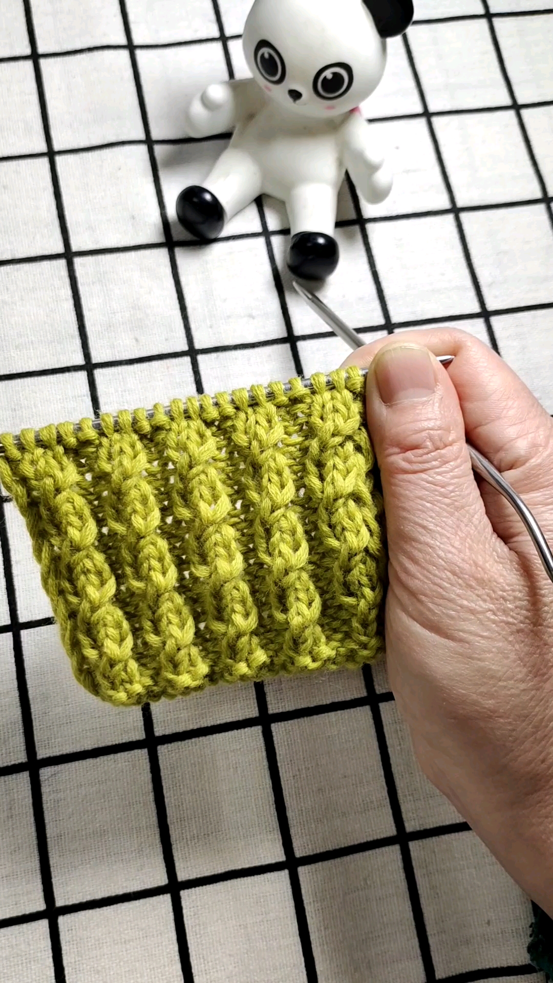 纯手工编织毛衣#两针麻花编织教程,4针4行一个花形.