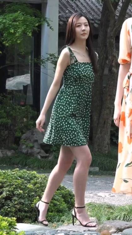 打开app 漂亮的美女小姐姐 车模与多宝 687播放