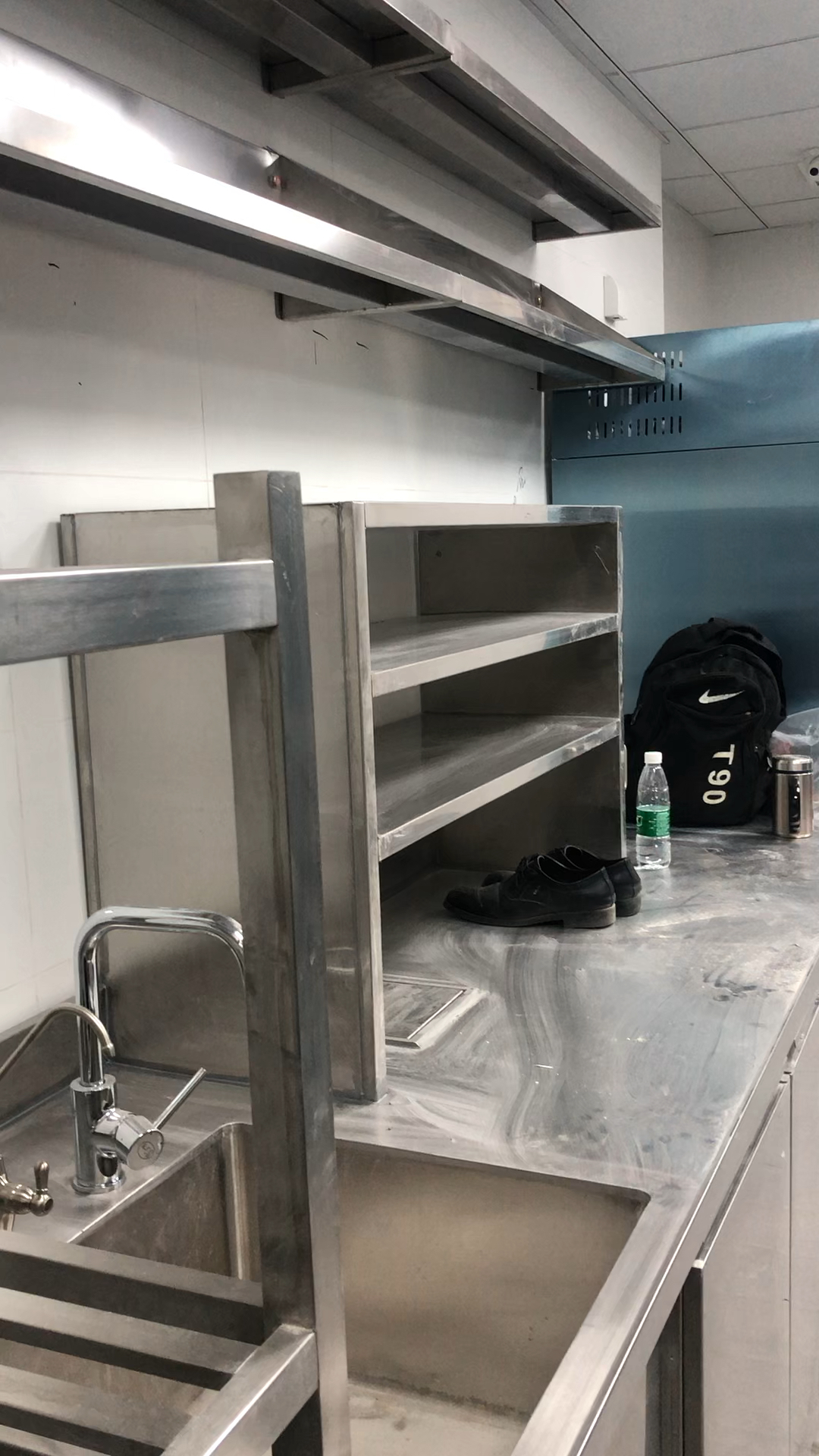 喜茶后厨厨房设备,东西还真不少.