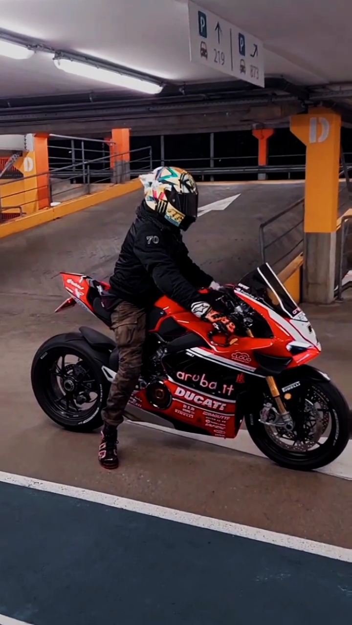 摩托车#夜晚的杜卡迪panigalev4s跑车-度小视