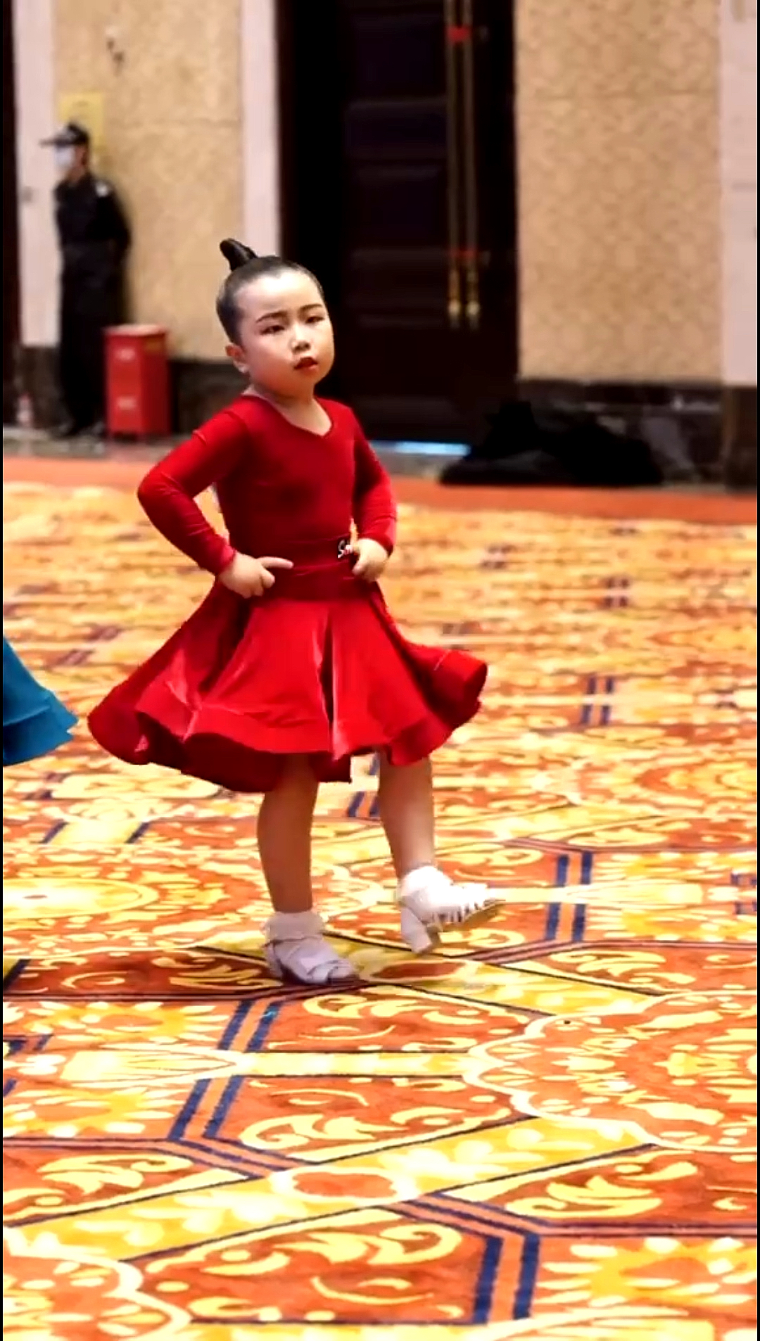 拉丁舞灵魂舞者迷你版辣目洋子跳拉丁舞可爱到爆看完想生娃了