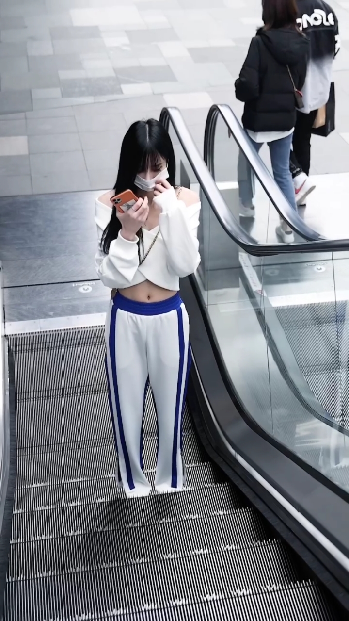 小姐姐肚子上怎么有个洞