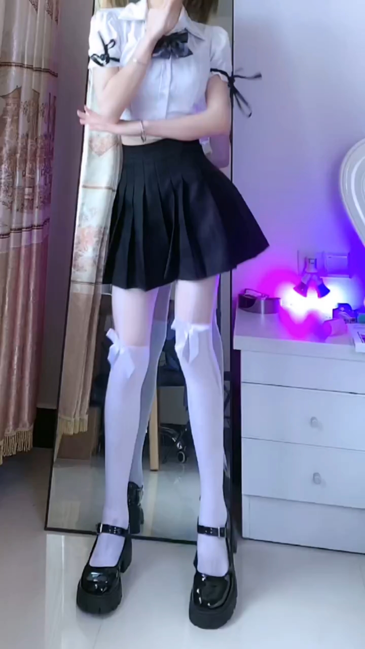 破壳计划#漂亮的黑色jk裙变装,跳一段"dj摇摆舞"-度小视