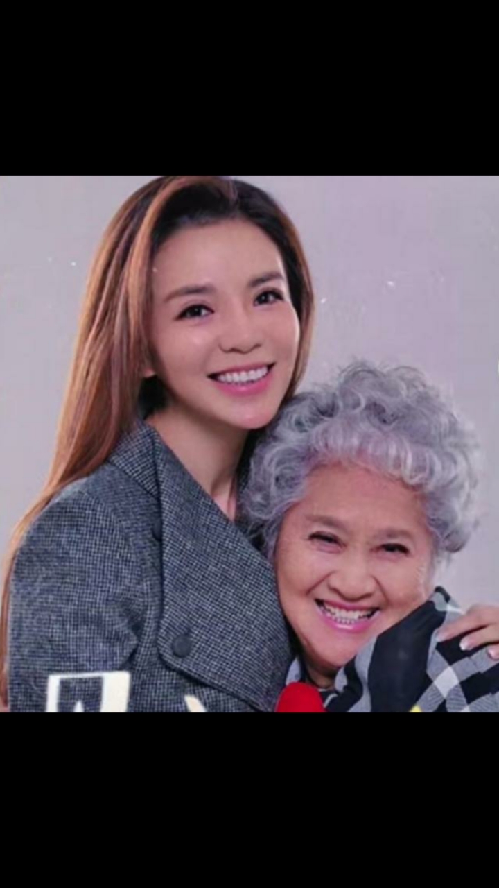 朱迅晒84岁妈妈旧照,颜值惊艳不输女明星,今头发花白富态十足