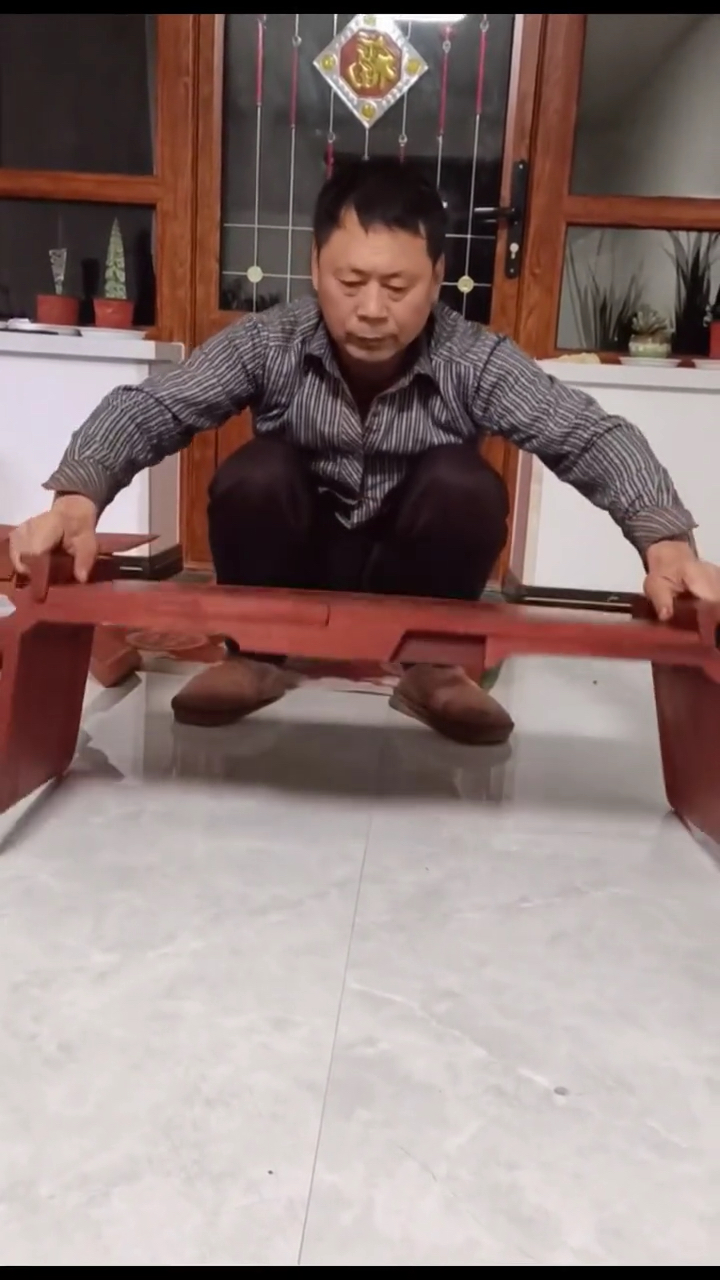 古典红木家具#老奶奶祖传的手艺,纯手工制作的将军案!-全民小视频