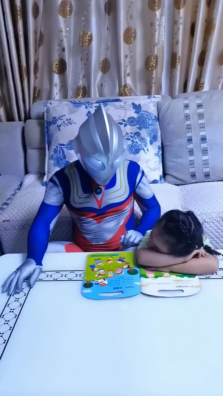 奥特曼#迪迦奥特曼陪小朋友写作业