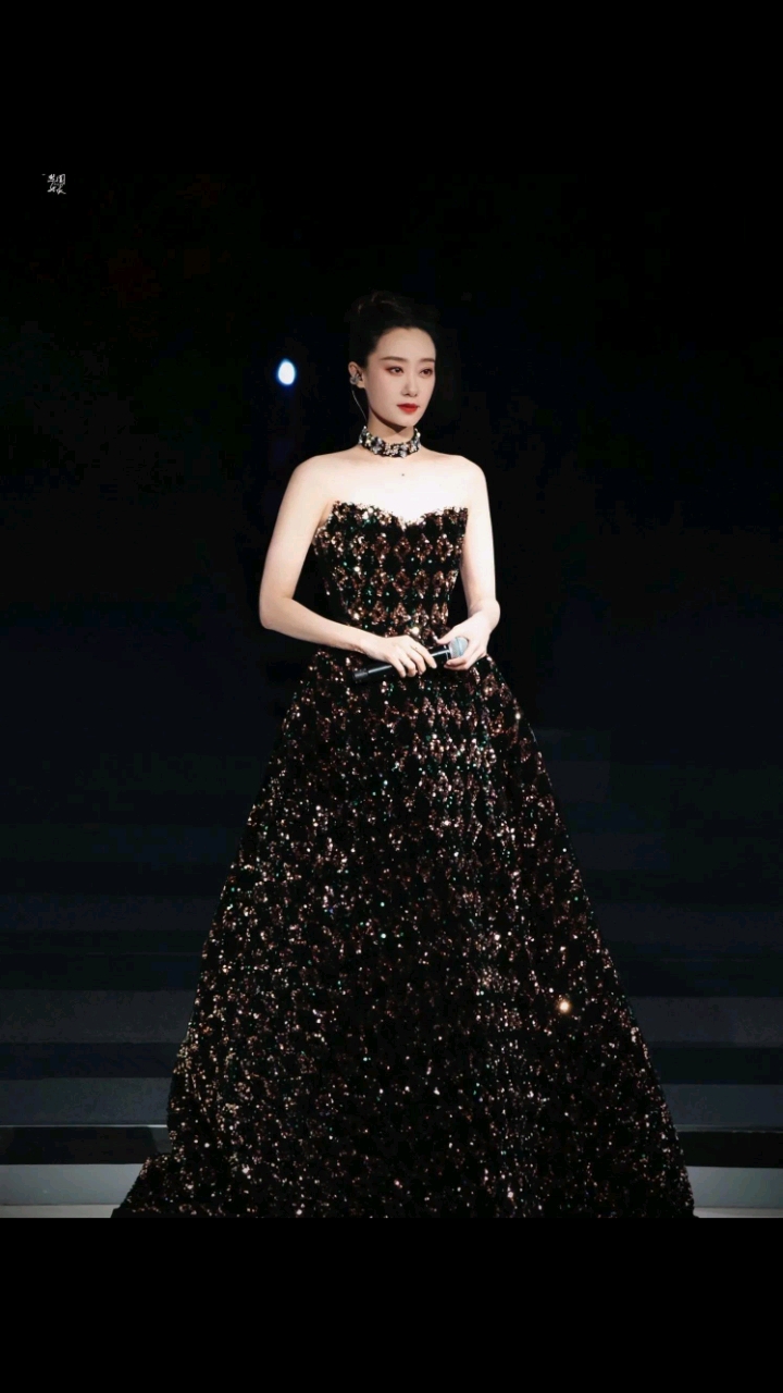 张小斐黑色鎏金黑瞿石复古经典高奢礼服,年会红毯摄影走秀模特走秀