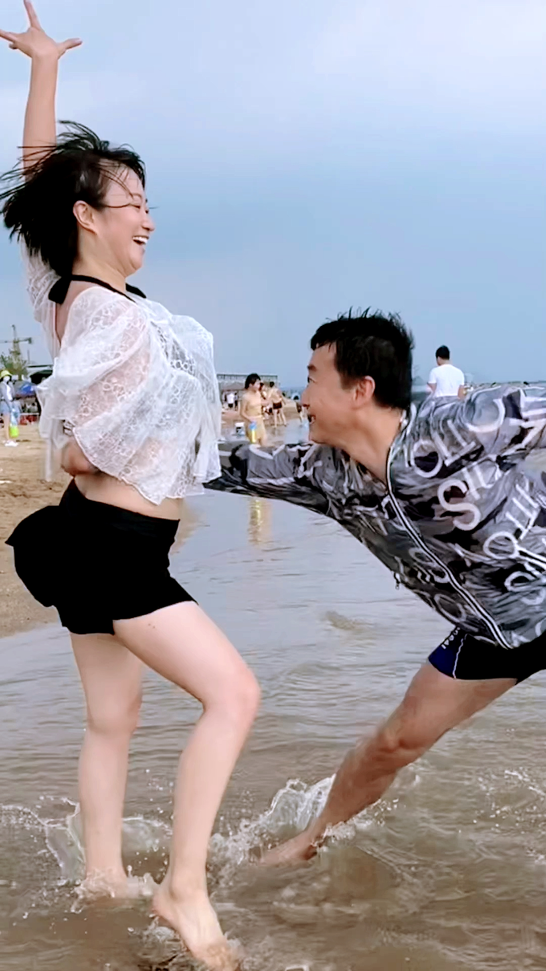 我跳舞我开心#唐山滨芳兄妹海边热舞-度小视