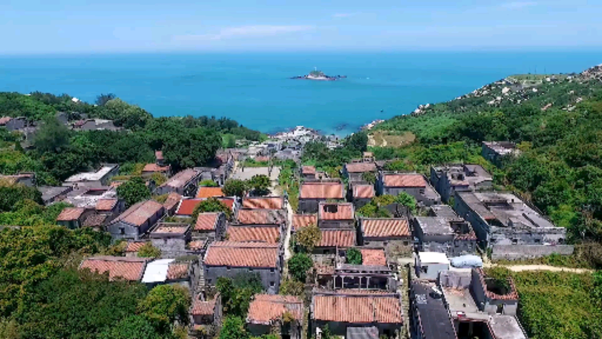 旅游进行时#家门口就有海,清晨可以看海上日出,这里是东山岛岩雅村