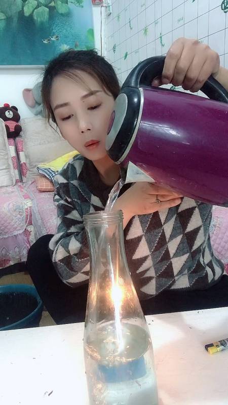 好神奇水倒入瓶里燃烧的蜡烛竟然浇不灭05