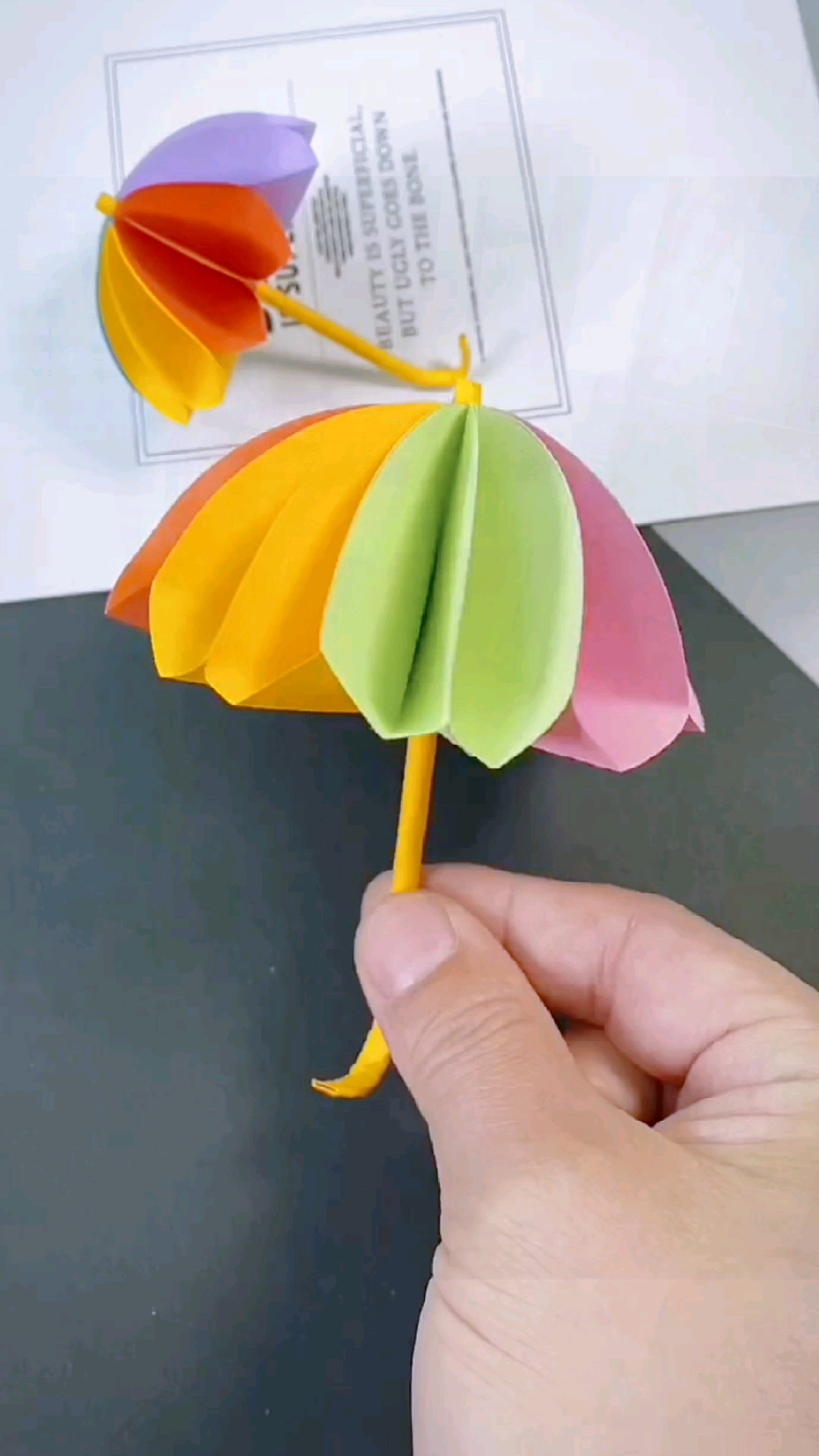 手工制作用几个圆形彩纸做个漂漂亮的小雨伞