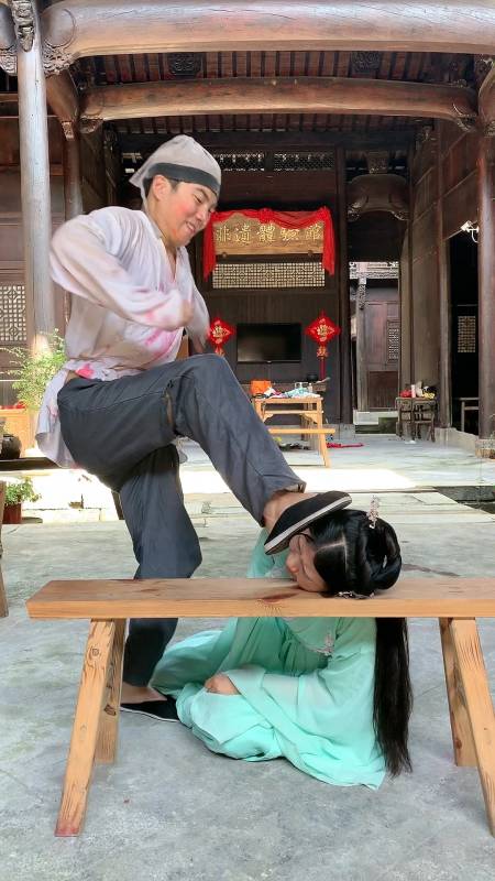 踩脸戏女演员比较大牌导演只能用替身结果