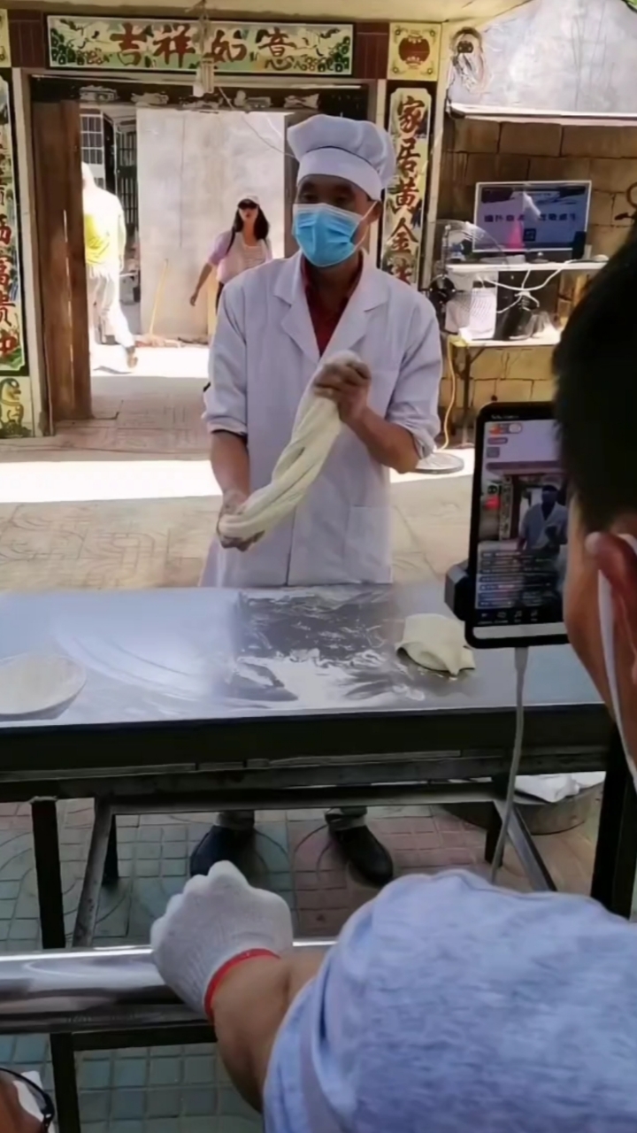 春日心愿旅行地#技术娴熟的拉面哥表演拉面绝活!