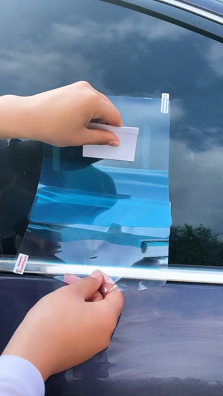 汽车那些事#给车玻璃贴上防雨膜,雨天开车,雨水不粘玻璃,开车视线更