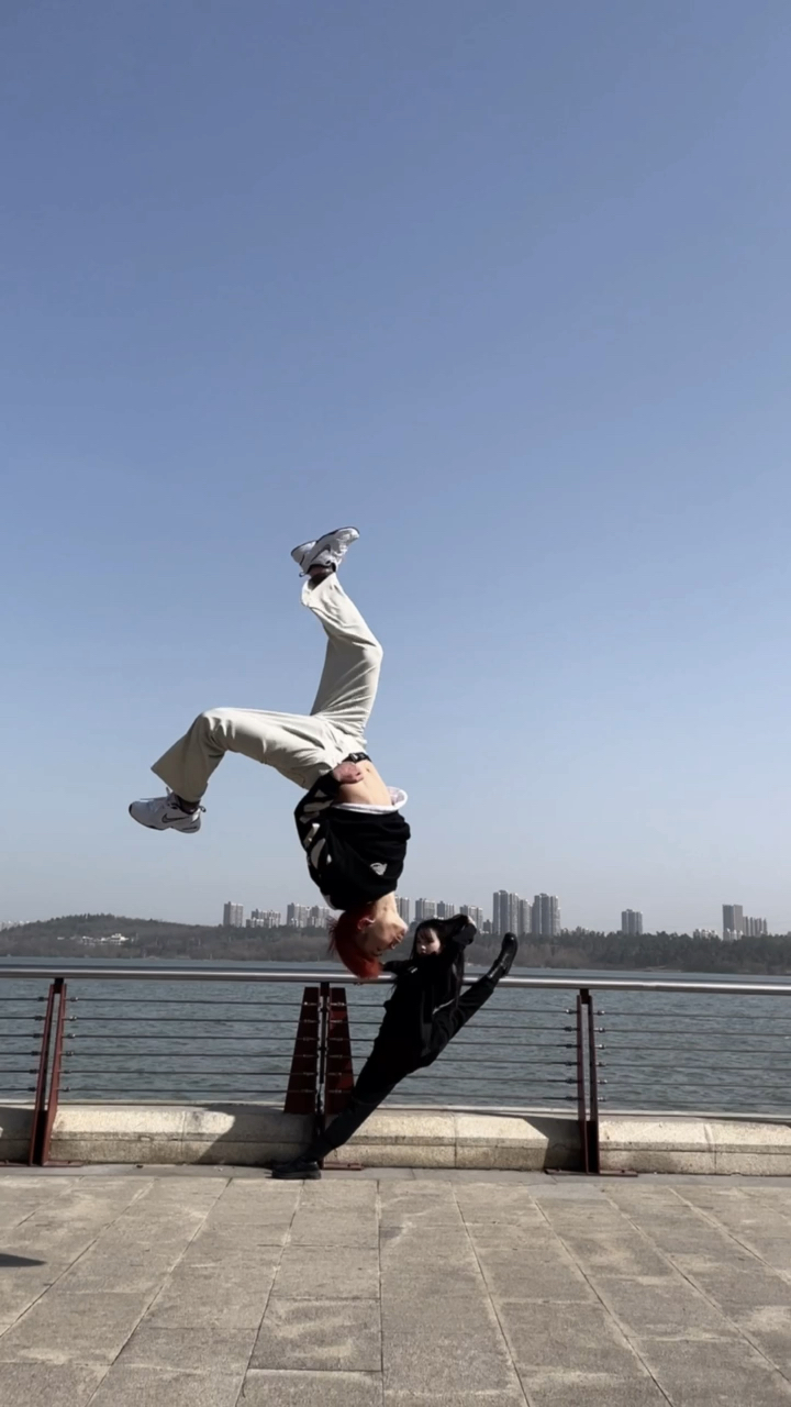 舞蹈一字马vs武术空翻,这配合你们打多少分?