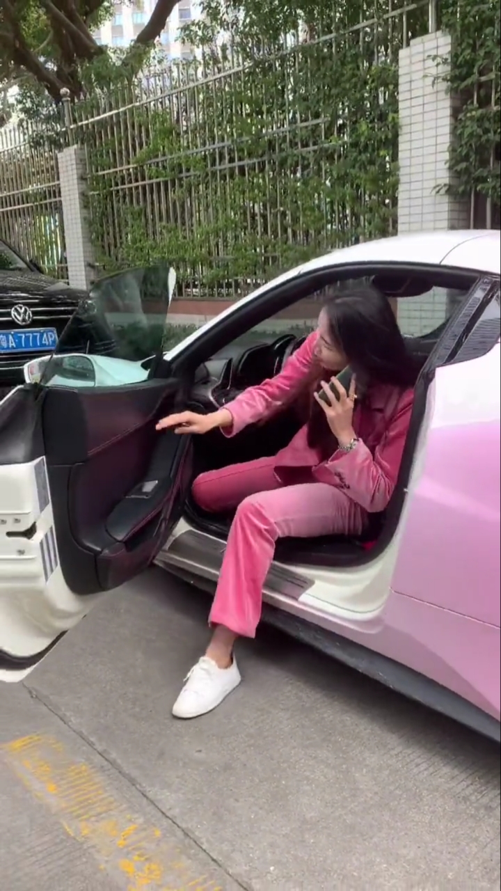 爱你真的没勇气,我家没有法拉利%豪车美女%女司机