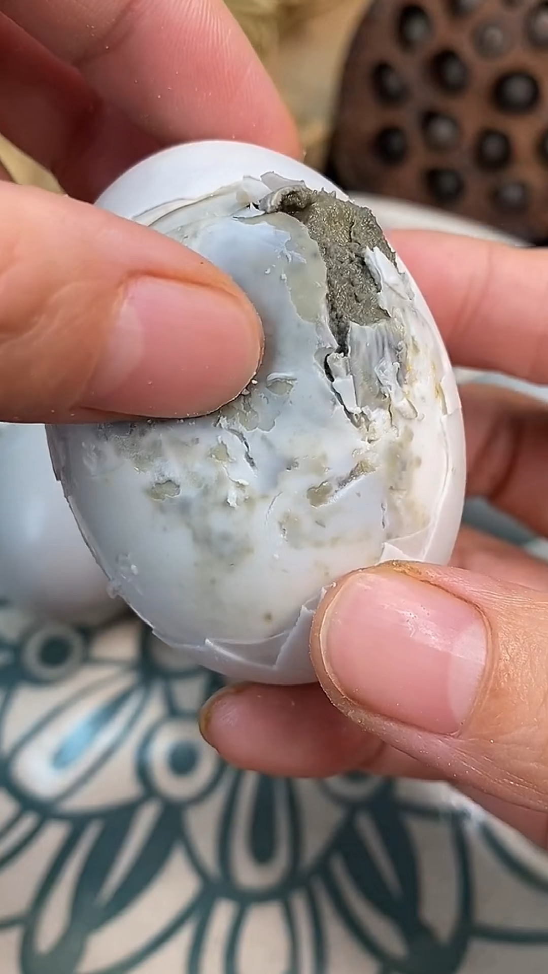 舌尖上的美食#东北特产臭鸭蛋,闻着臭吃着香-度小视