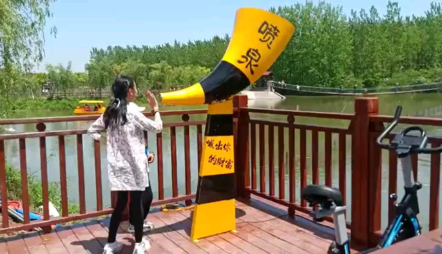 旅游进行时#打卡网红喊泉,网红自行车