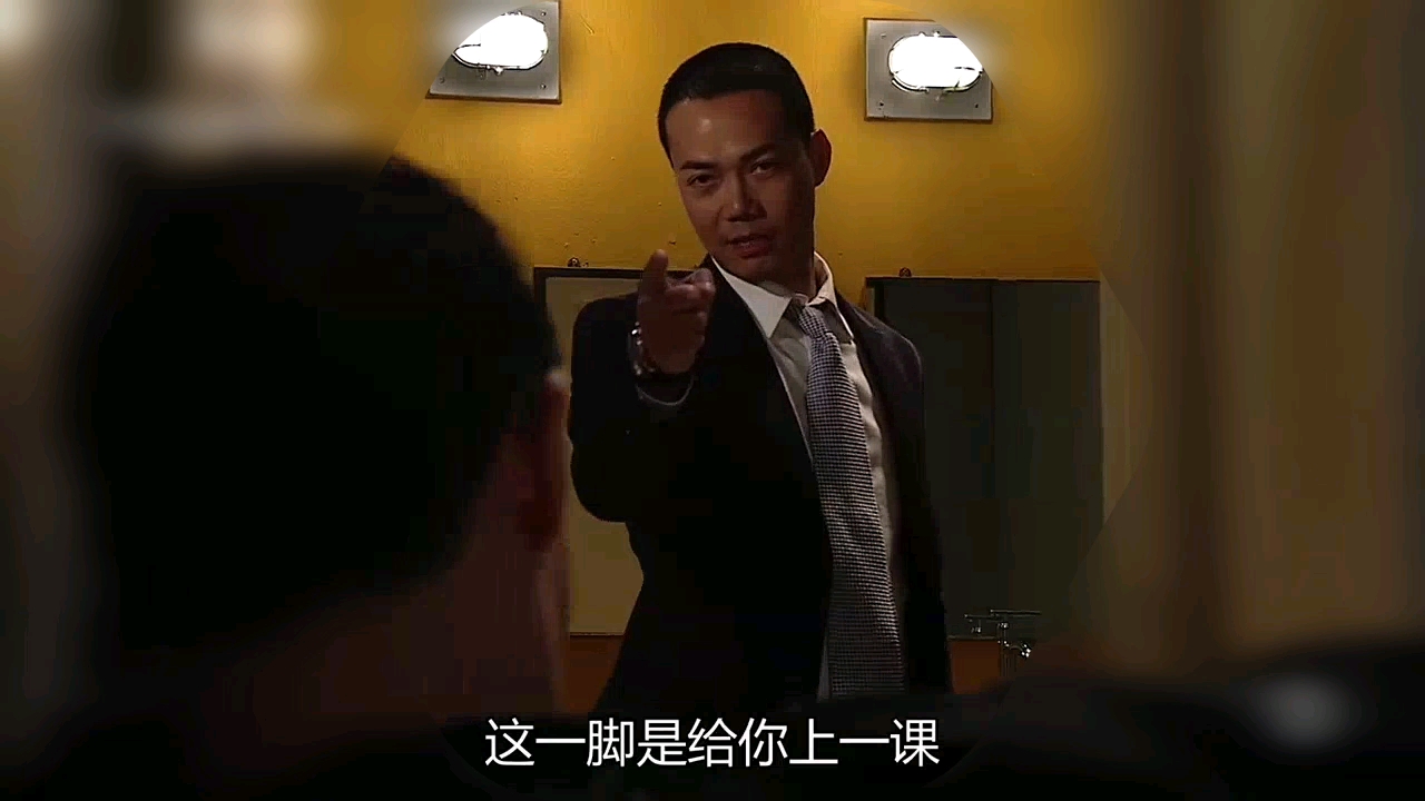 潜行狙击的片段,警告杨立青别那么嚣张.