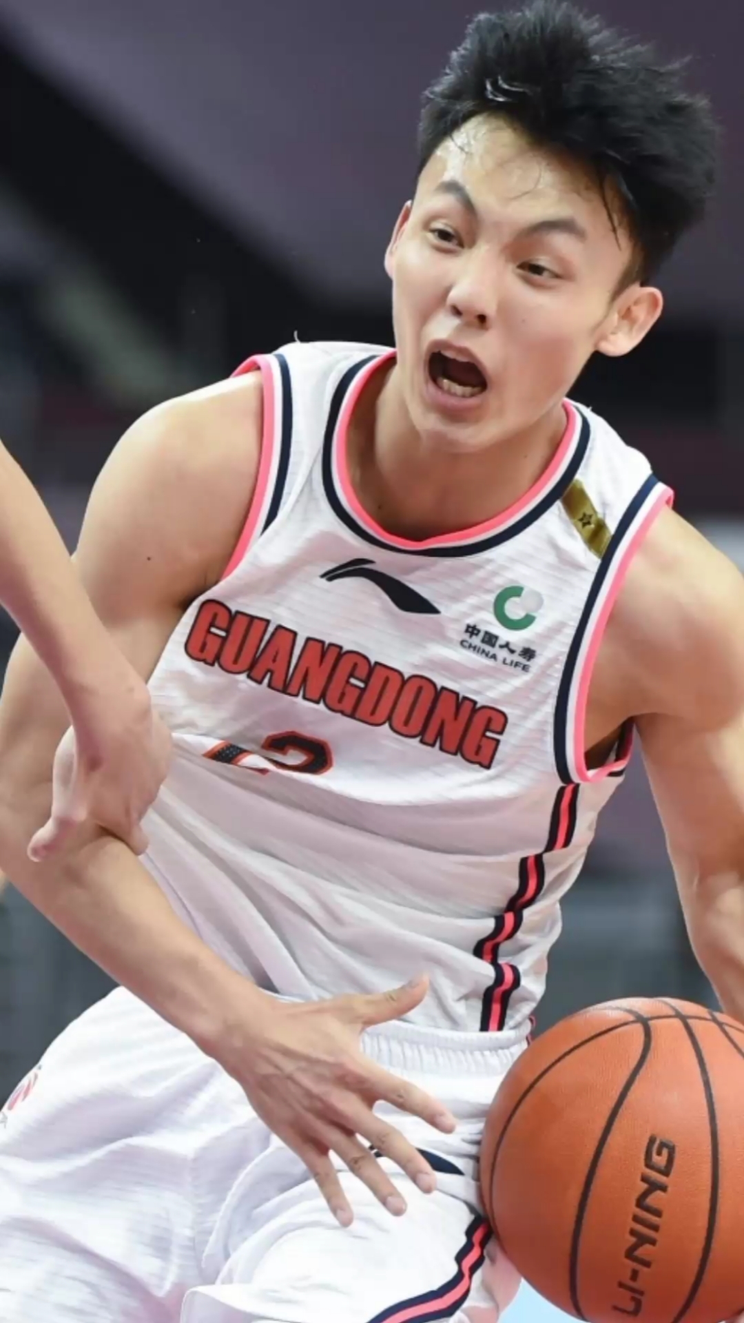 篮球#还有这种骚操作?徐杰给周鹏档拆后,空切篮下轻松上篮命中!