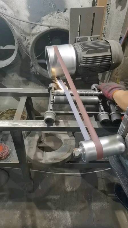 自从这位师傅来了以后,自制了抛光神器,使得厂里效益翻了一番,太聪明