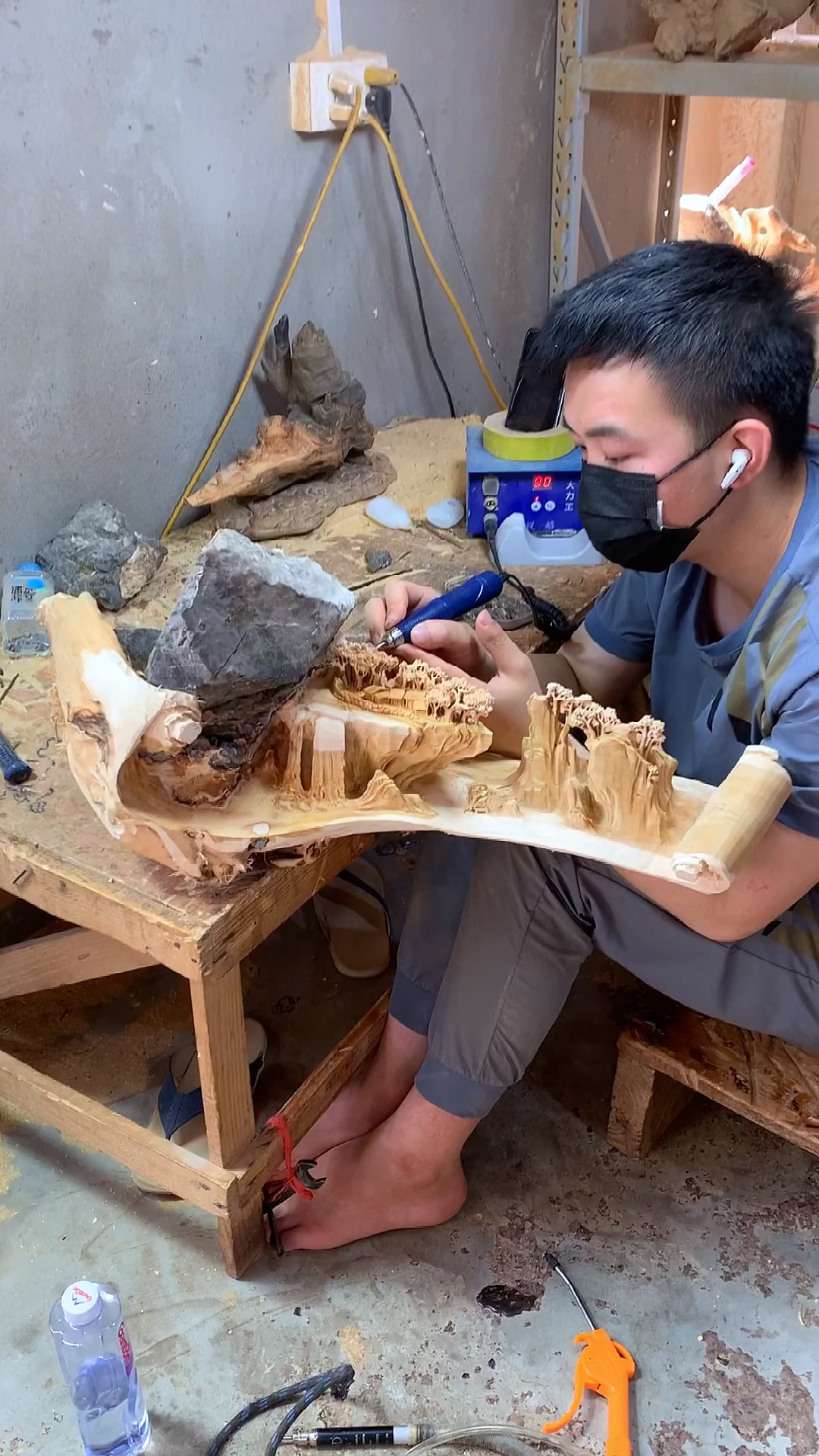 木雕制作过程#木雕工艺品抱石山水根雕摆件-度小视