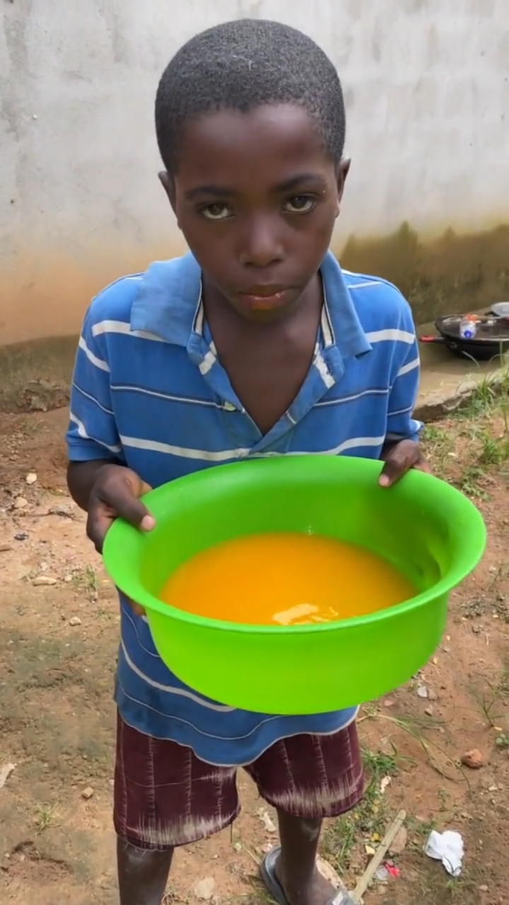 我在非洲的日子#看一下孩子用这么大的盆子喝饮料.
