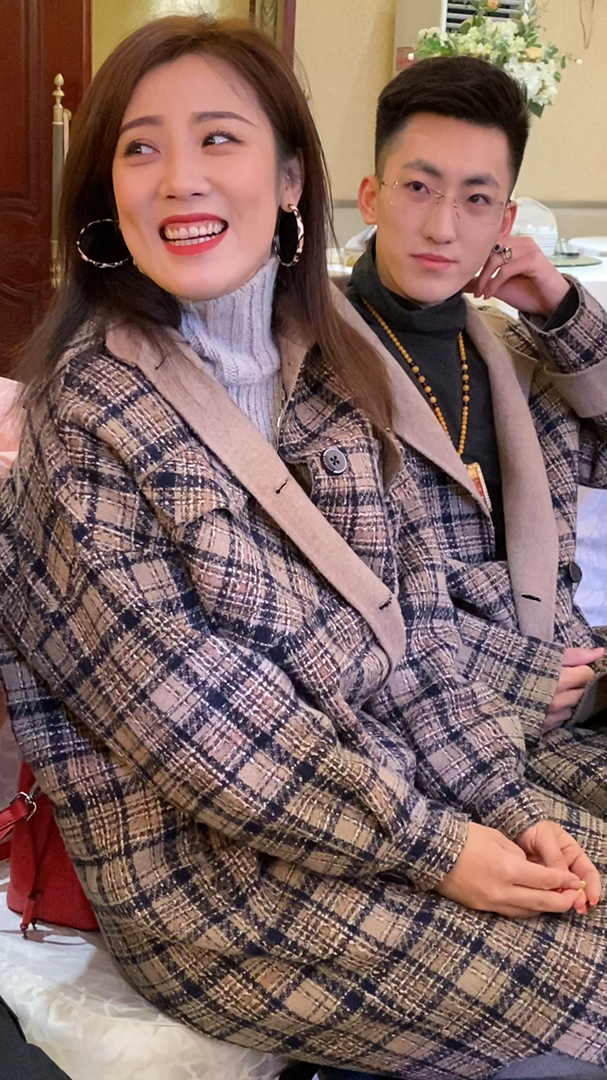 热门美女闪亮登场#果果和不不