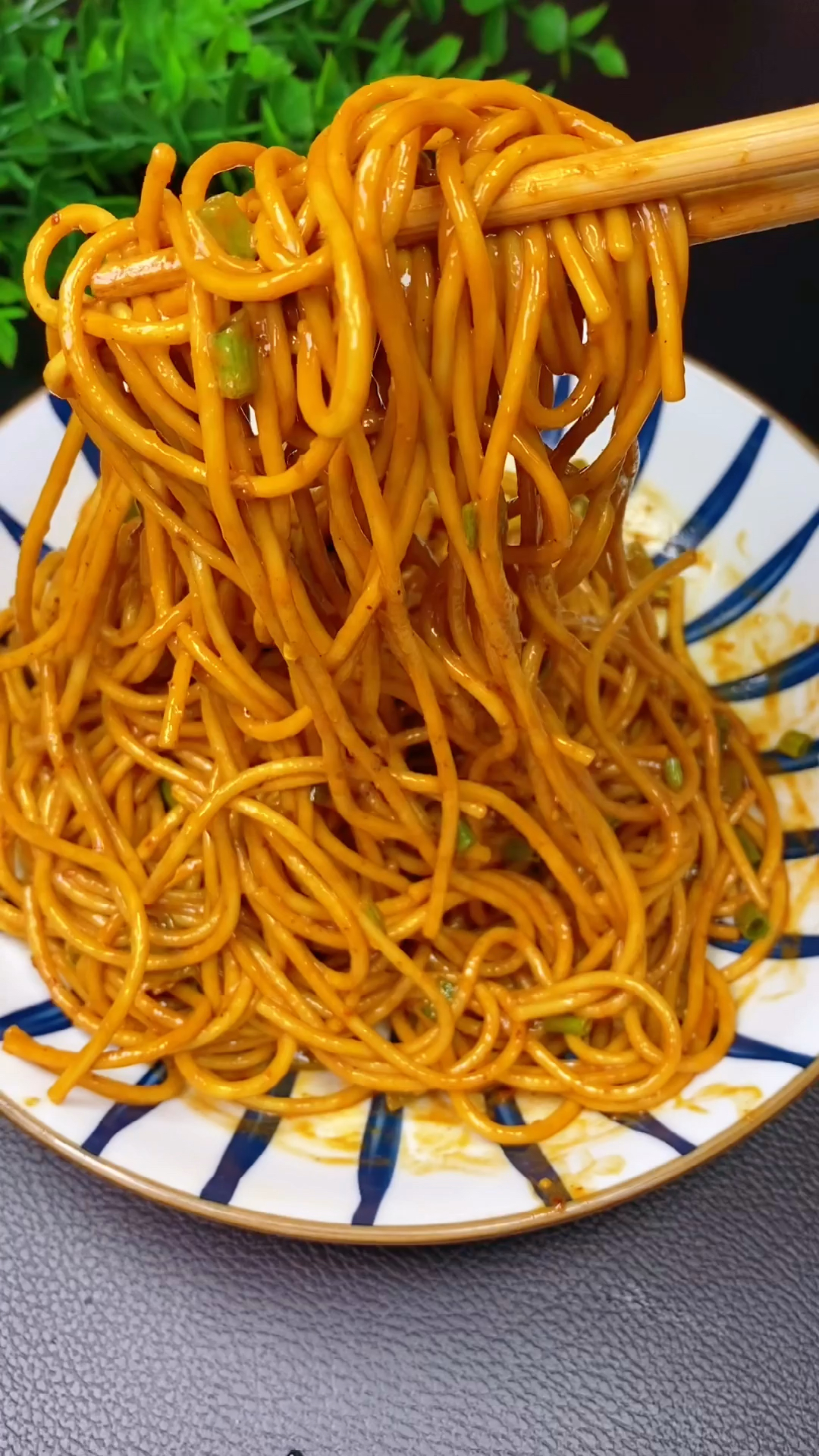 春日好食光爱吃面条的一定要试试这个热干面面条裹着酱汁太好吃啦