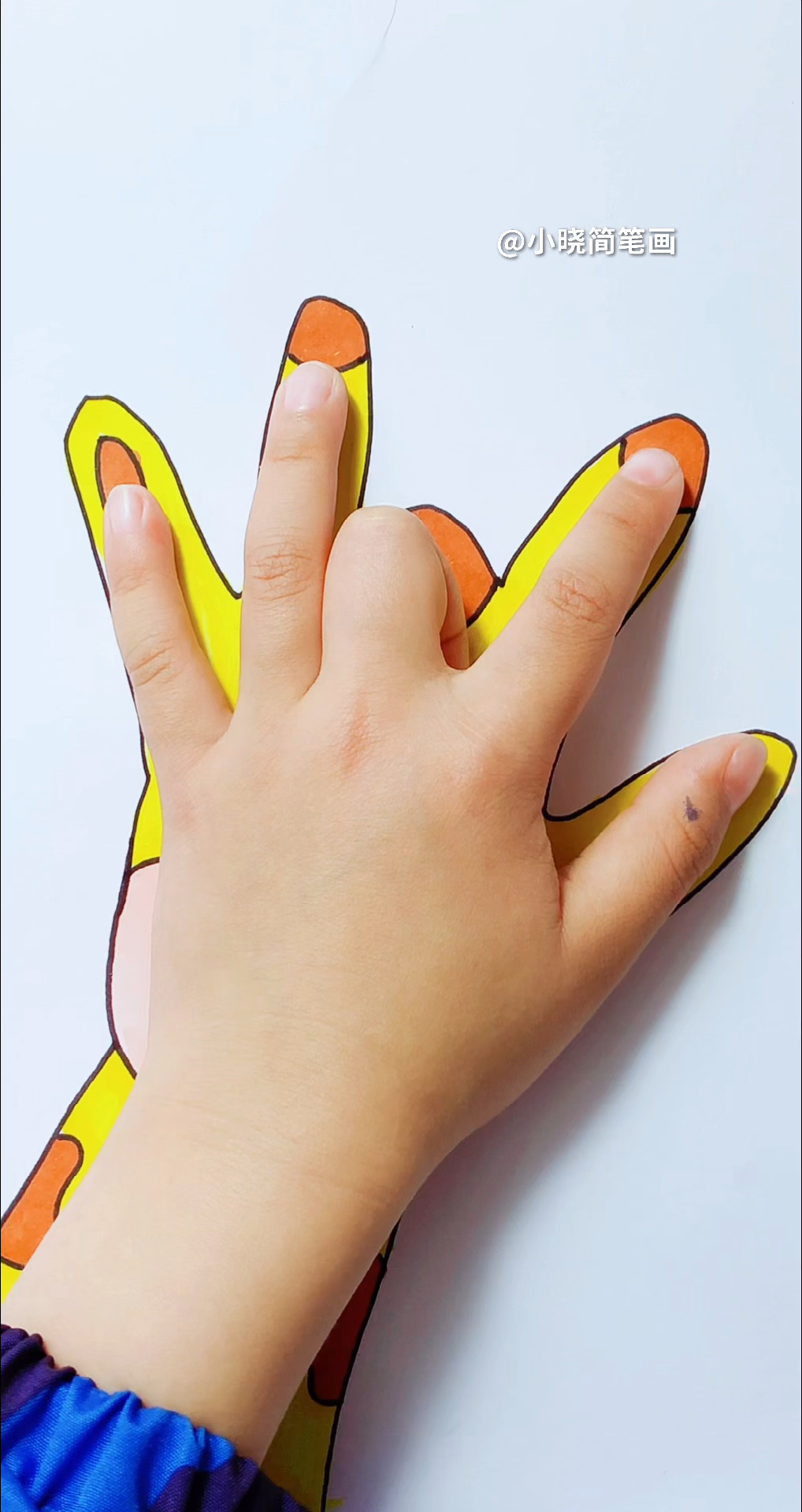 画画原来如此简单#用宝宝的手掌画长颈鹿-度小视