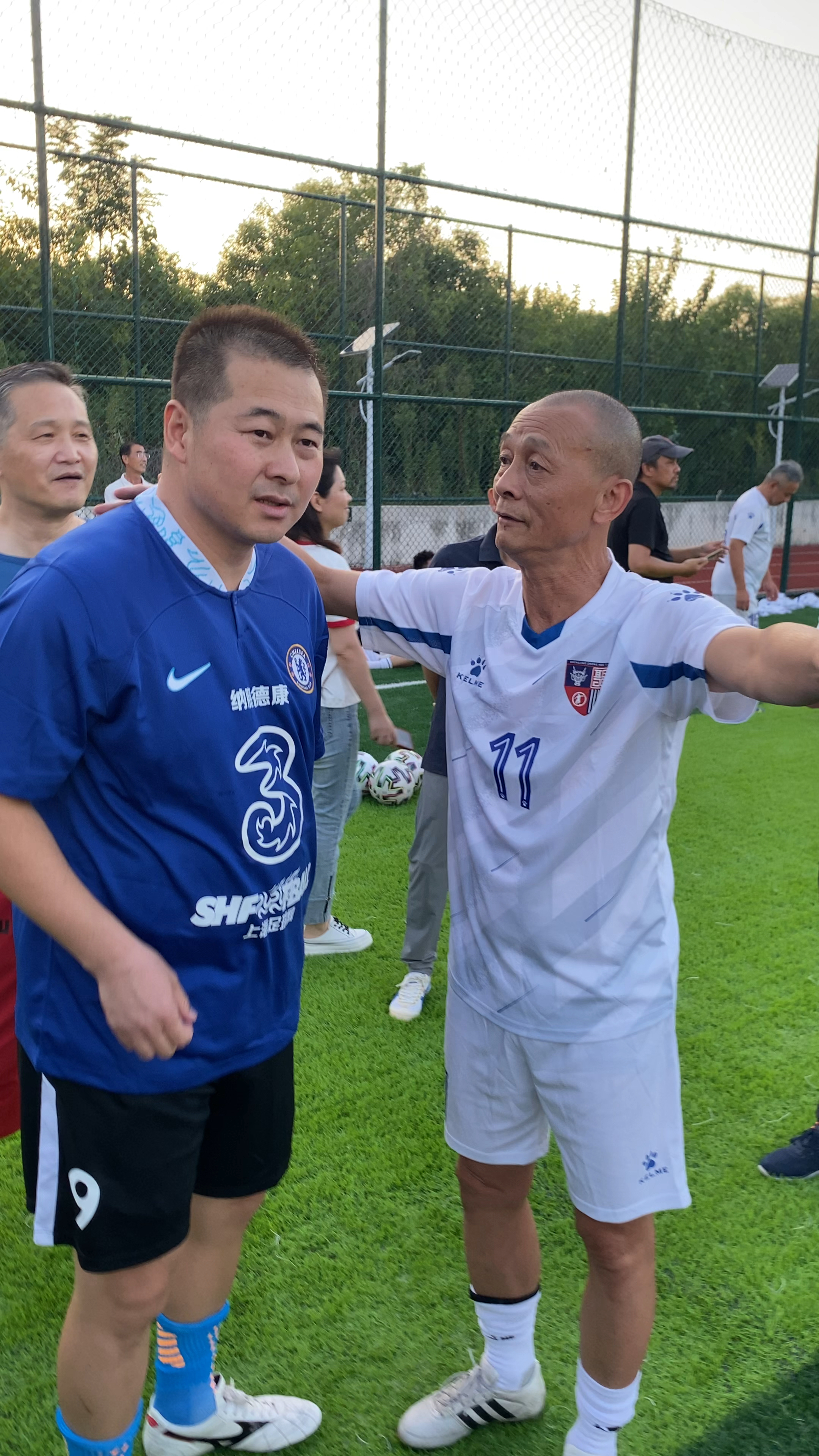 中国足球#足坛名宿李中华赛前和对方队长聊天,说不会让他们丢面子