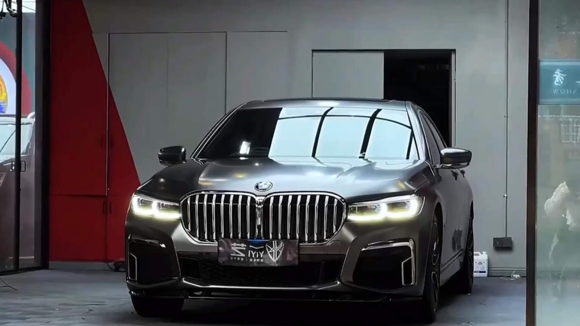 汽车那些事#新款宝马7系车身改色贴膜,漆面amg山灰车漆质感确实帅气!