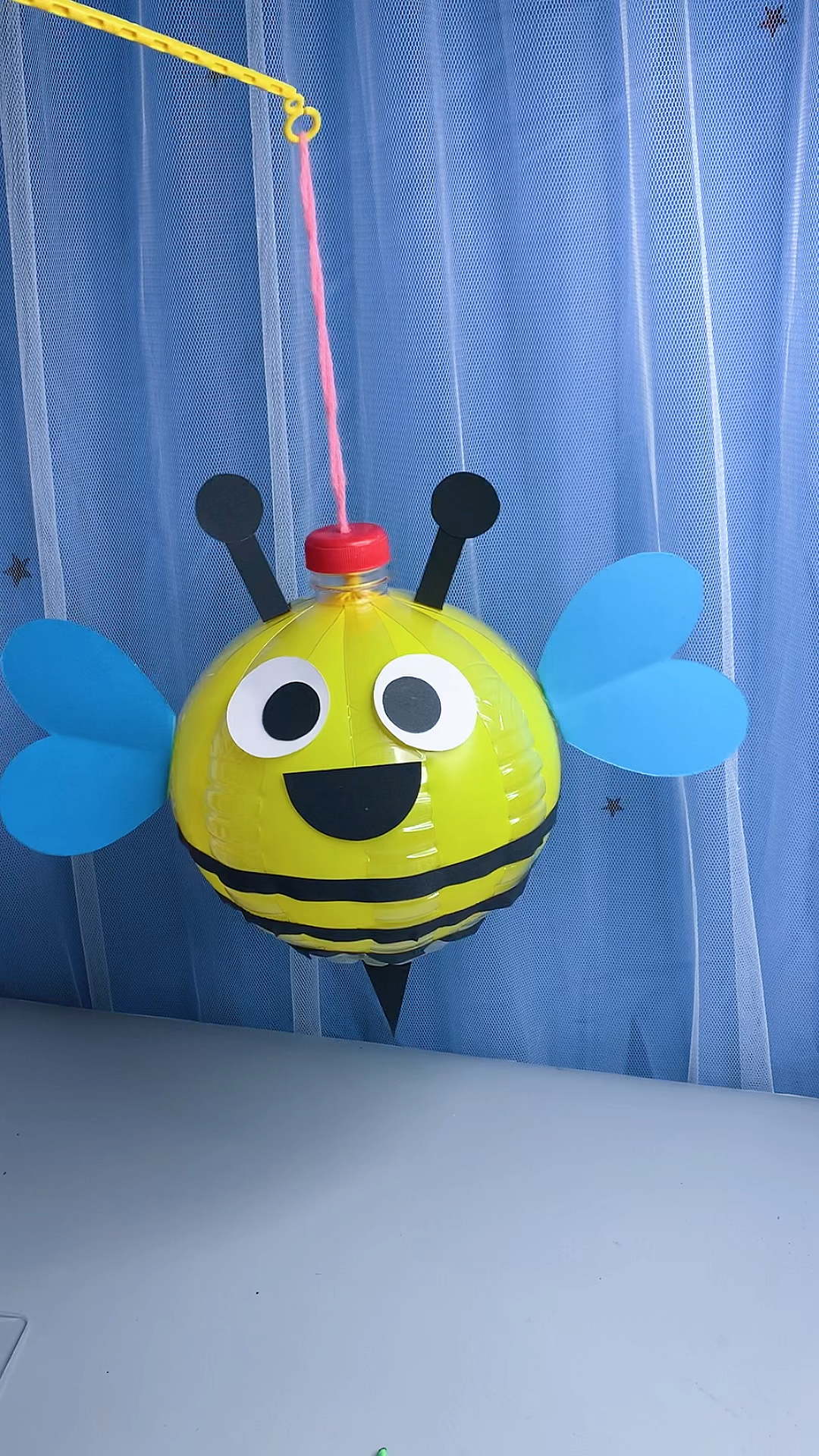 用塑料瓶和气球做一个可爱的小蜜蜂灯笼赶紧给孩子收藏吧