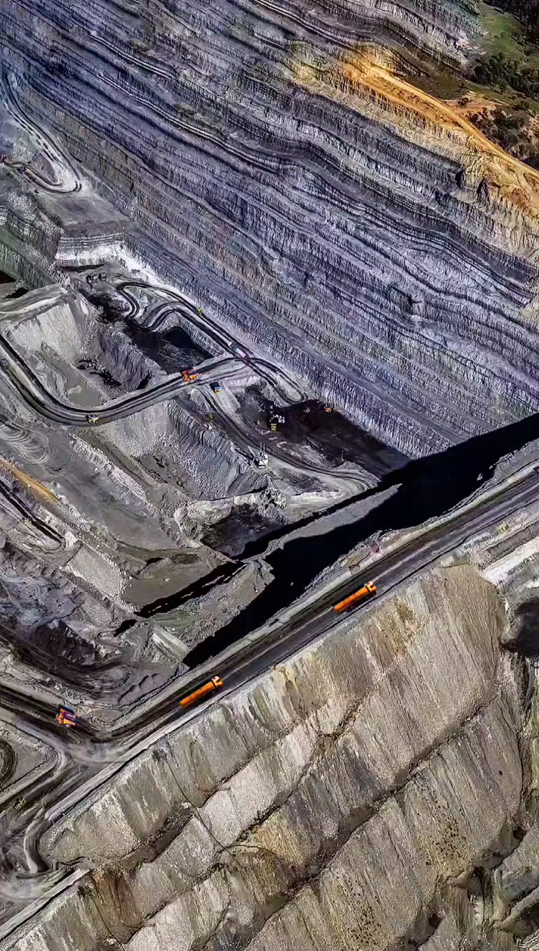 抚顺露天矿亚洲第—大露天煤矿,至今开采100多年开采垂直深度388米