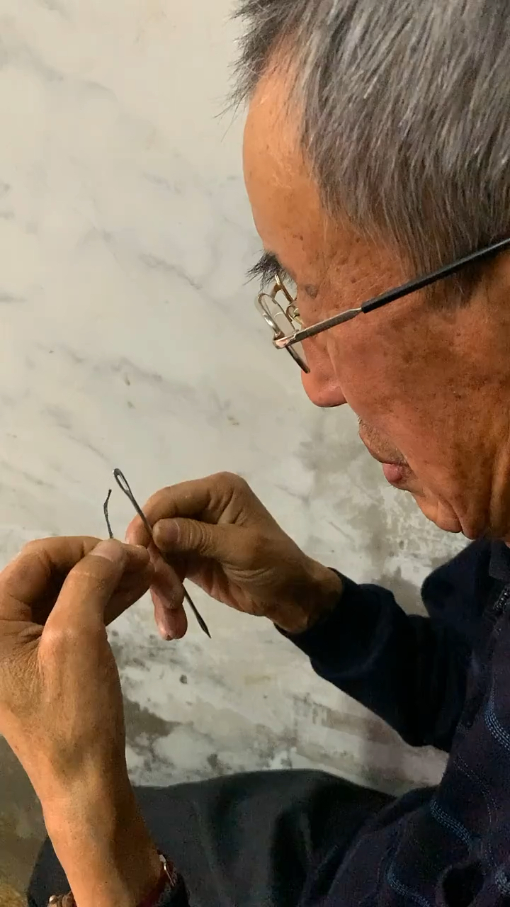 老人面临的穿针引线烦恼