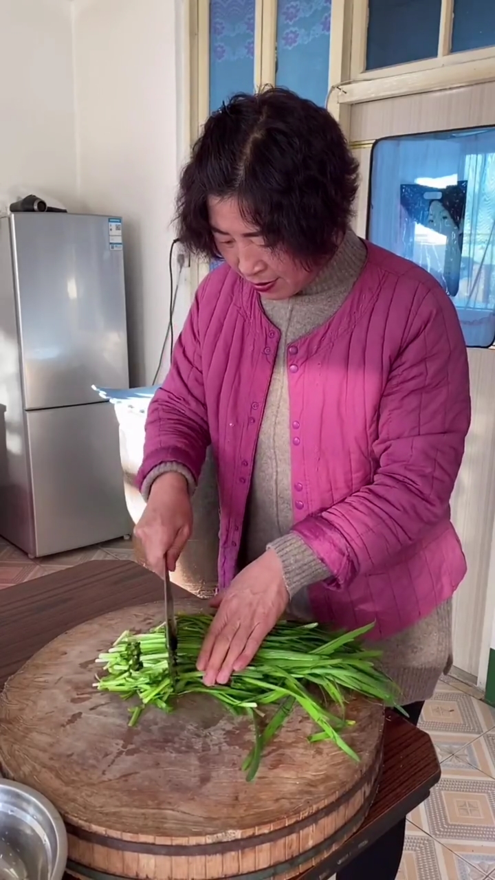 东北大姐今天改善生活,炖个大骨头,炒个韭菜鸡蛋,这一顿大姐吃的老香