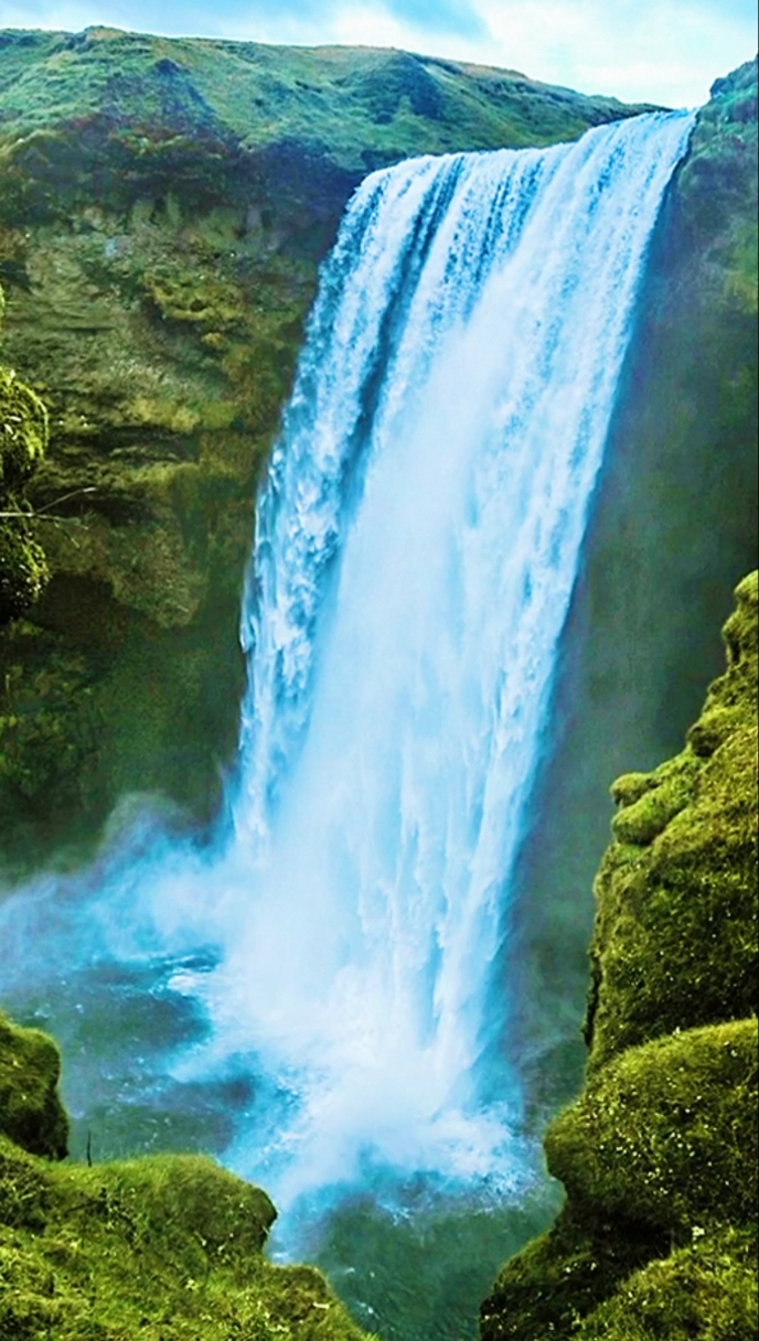 (斯科加瀑布)是冰岛最大的,最壮丽的瀑布之一,宽度为25米,水流落差达