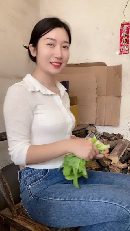 找女朋友就要找农村姑娘,虽然不漂亮,但是勤劳善良,还会洗衣做饭,这样