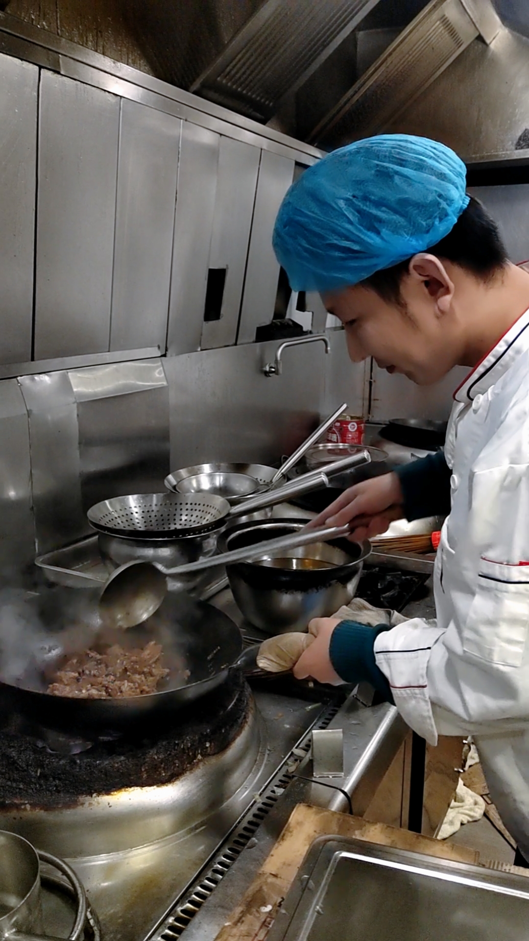 新来厨师炒菜失败了,您愿意给他点赞吗.