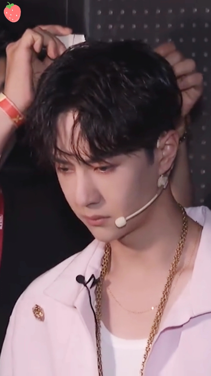 王一博#爱吃棒棒糖的小盆友,下一秒整理好妆发后立马变身粉红一豹 !!