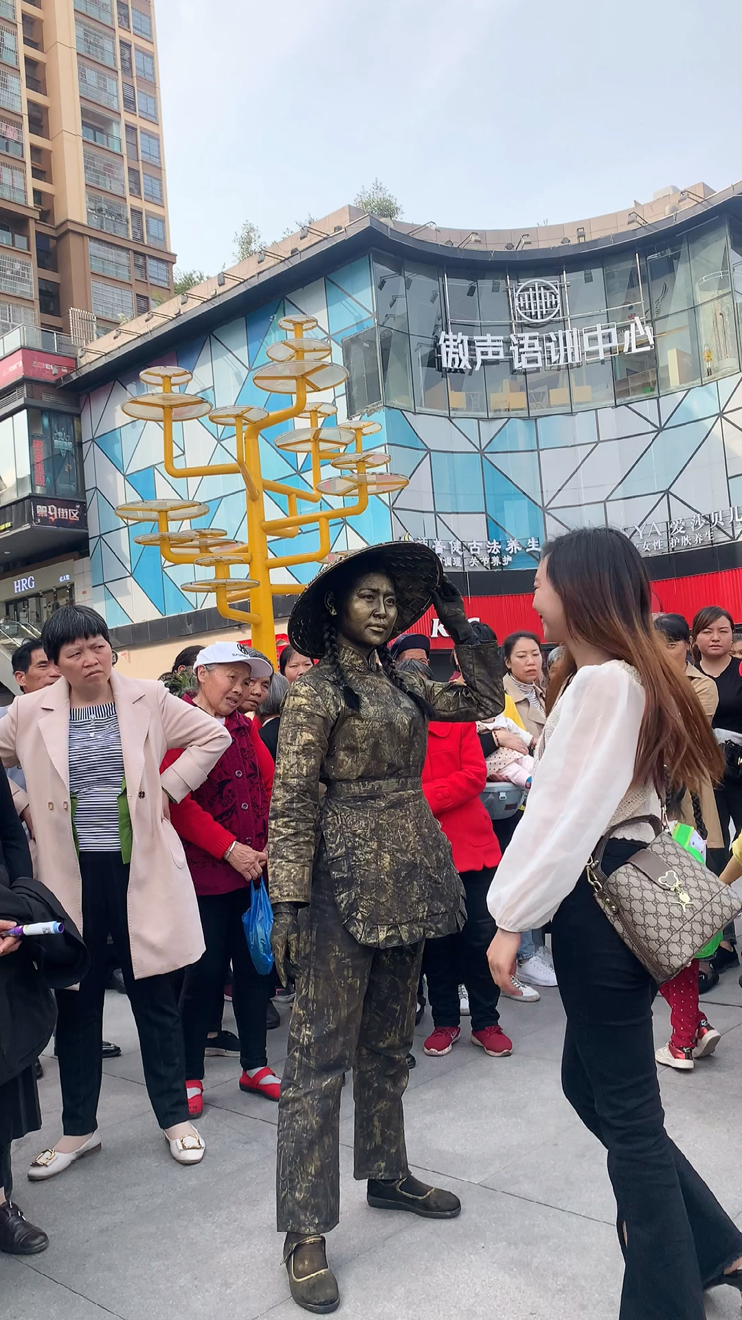 美女是来挑战女铜人跳舞的吗?