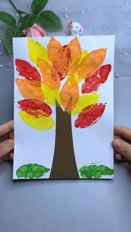 用树叶拓印秋天的大树,简单好玩,有空陪孩子玩起来-度小视