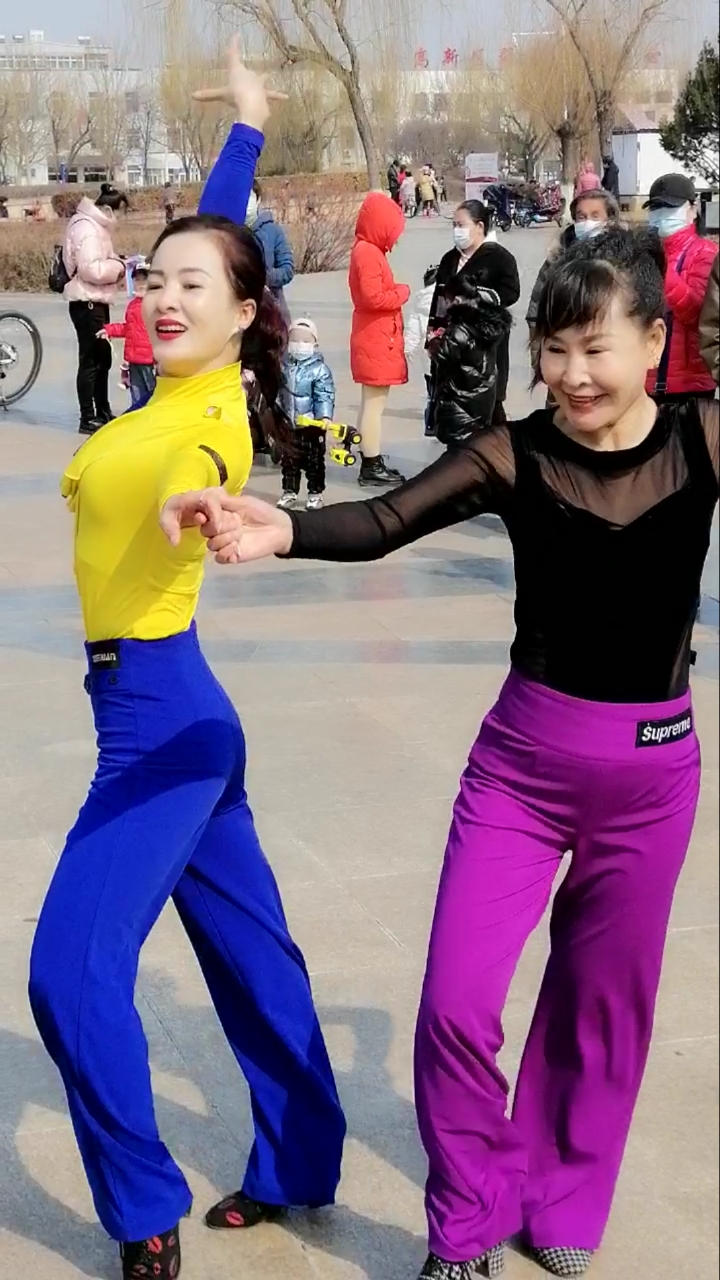 网红怱怱和美女跳吉特巴真漂亮太美啦!