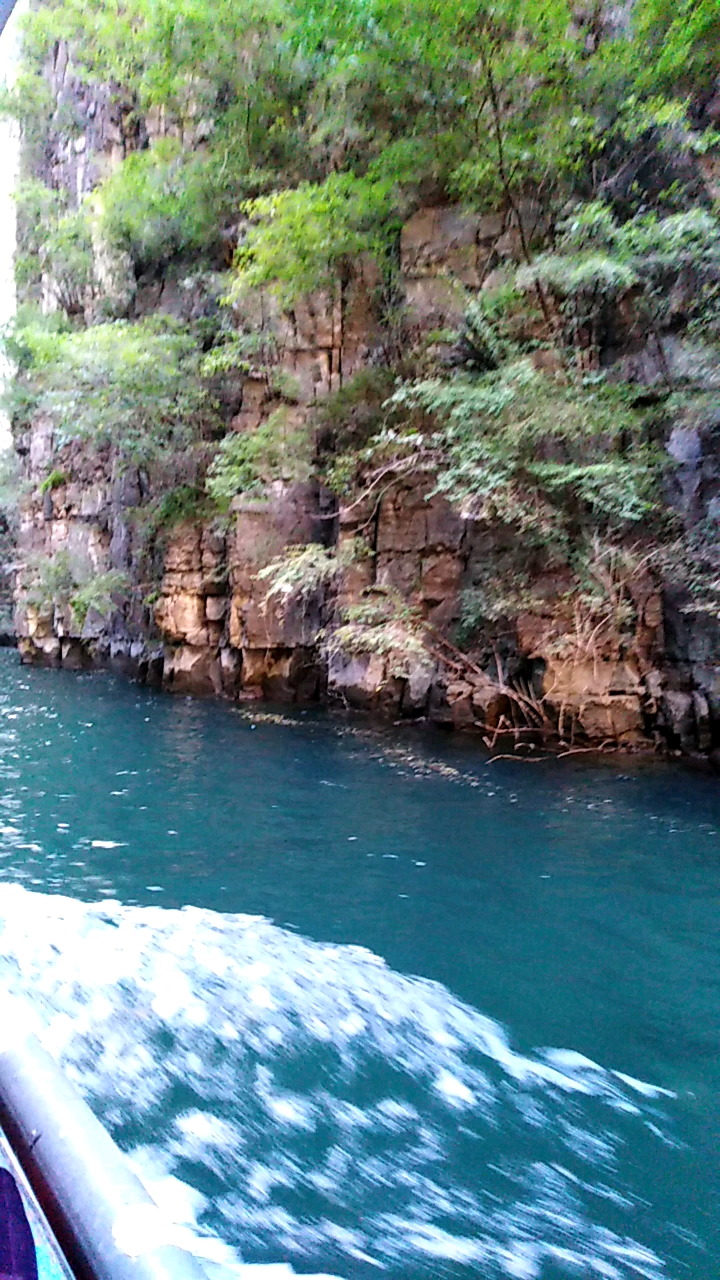 八乡山大峡谷漂流图片